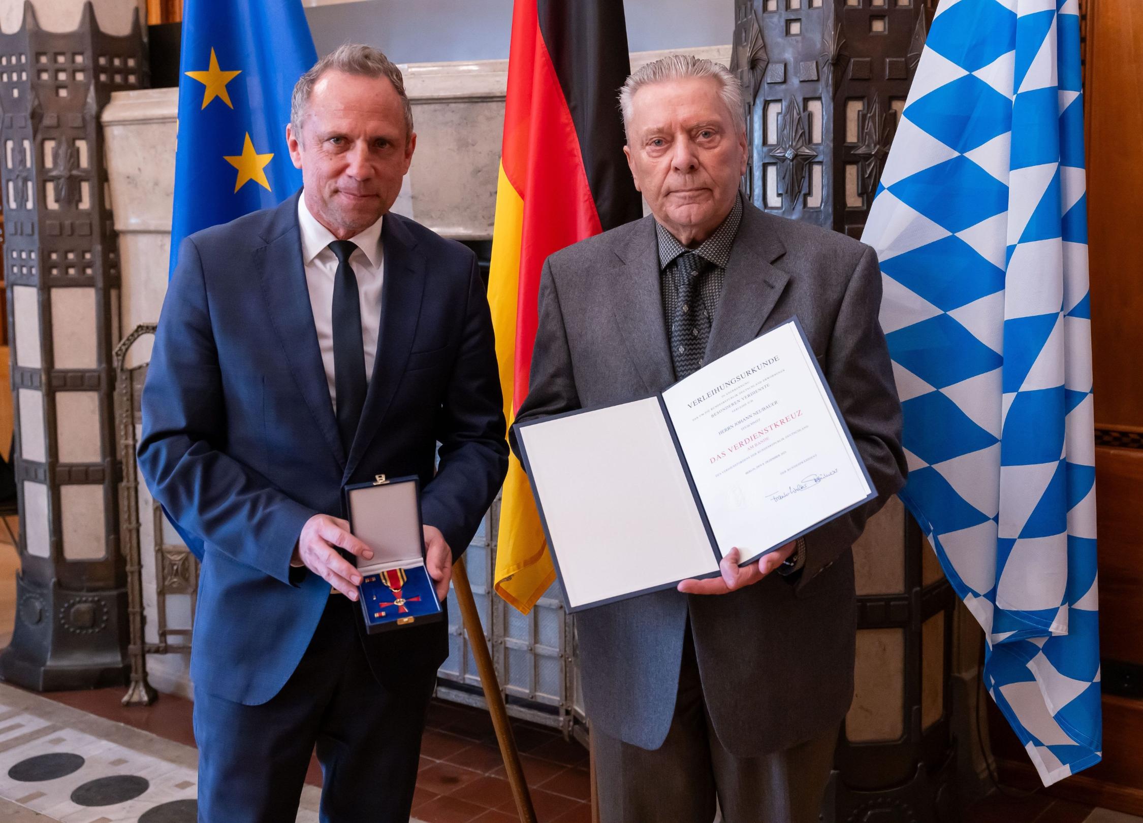 2026-03-20-Minister Glauber und Johann Neubauer - Verleihung Bundesverdienstkreuz