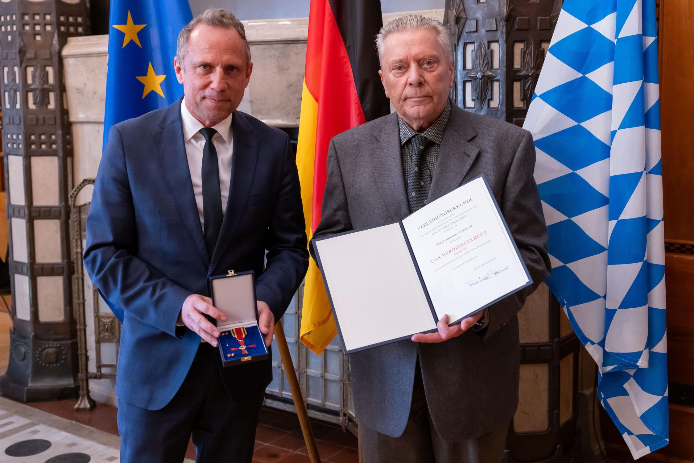 2026-03-20-Minister Glauber und Johann Neubauer - Verleihung Bundesverdienstkreuz