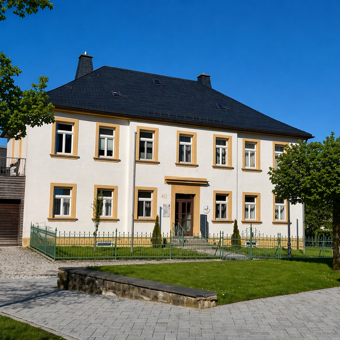 Im Pfarrhaus Teuschnitz befindet sich das Pfarrbüro und der Verwaltungssitz der Gesamtkirchengemeinde Frankenwald.
